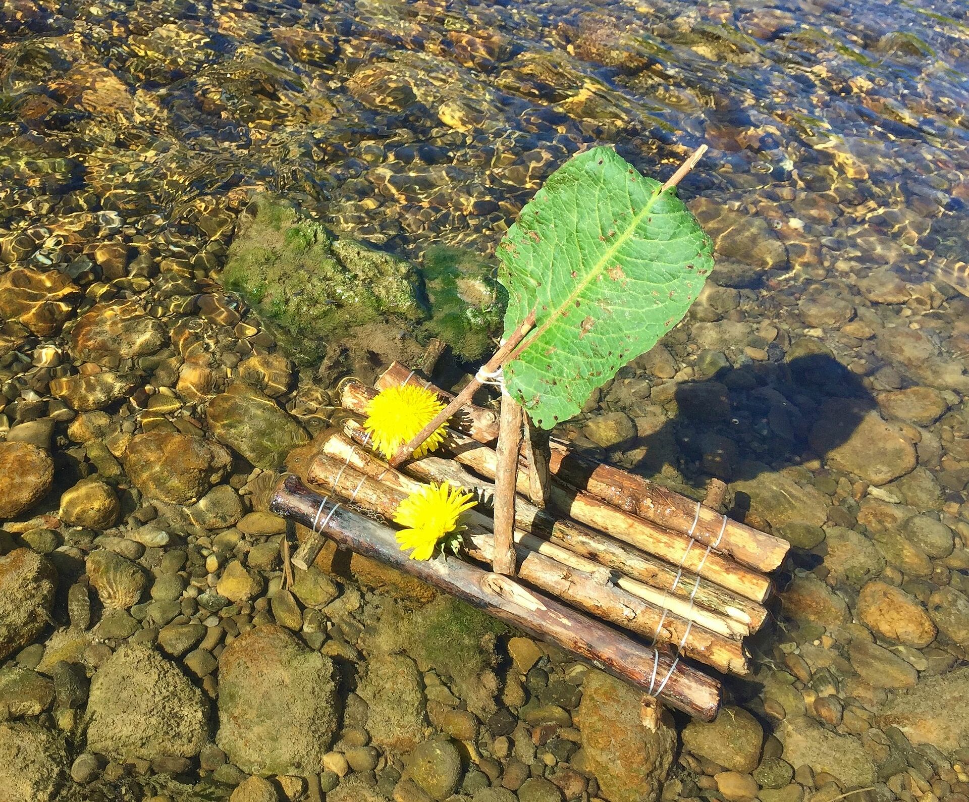 Miniaturfloß für spannende Bootsrennen