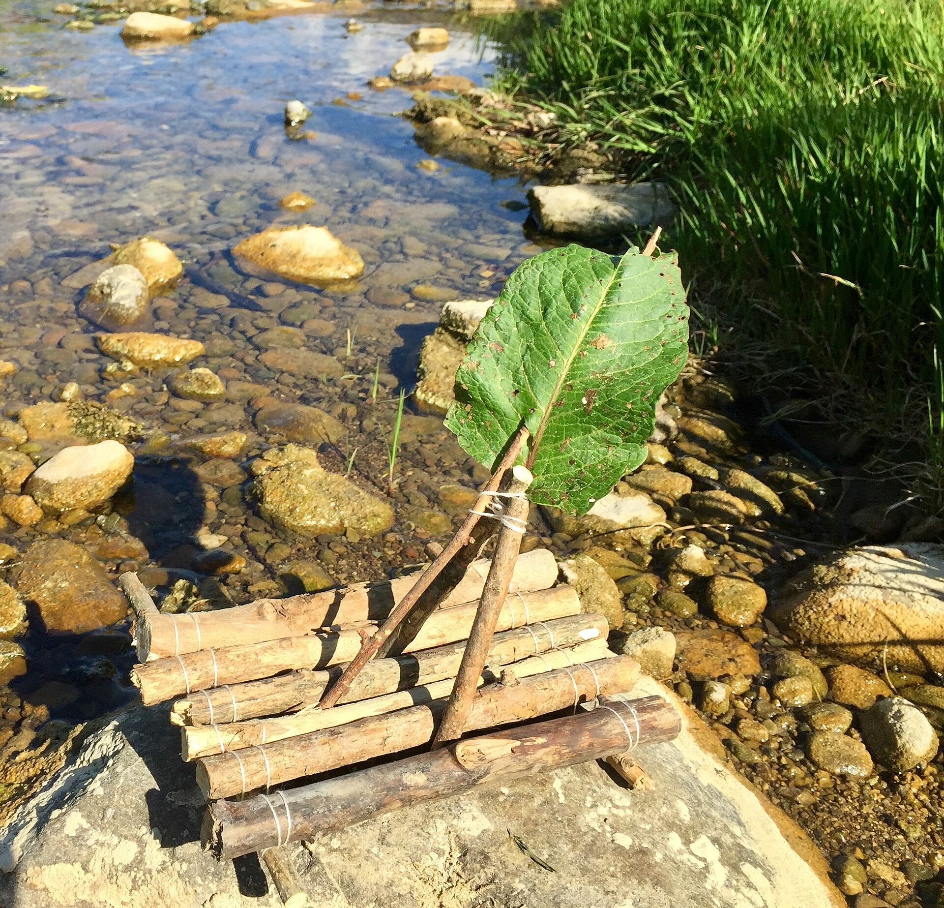 Miniaturfloß für spannende Bootsrennen